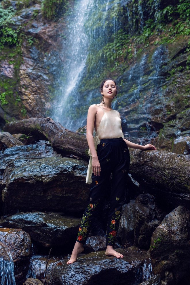 Phái đẹp khoe trọn đường cong nóng bỏng với thiết kế của Trần Hùng ảnh 23