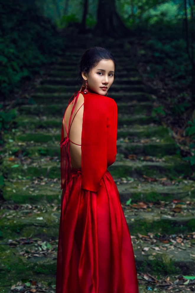 Phái đẹp khoe trọn đường cong nóng bỏng với thiết kế của Trần Hùng ảnh 8