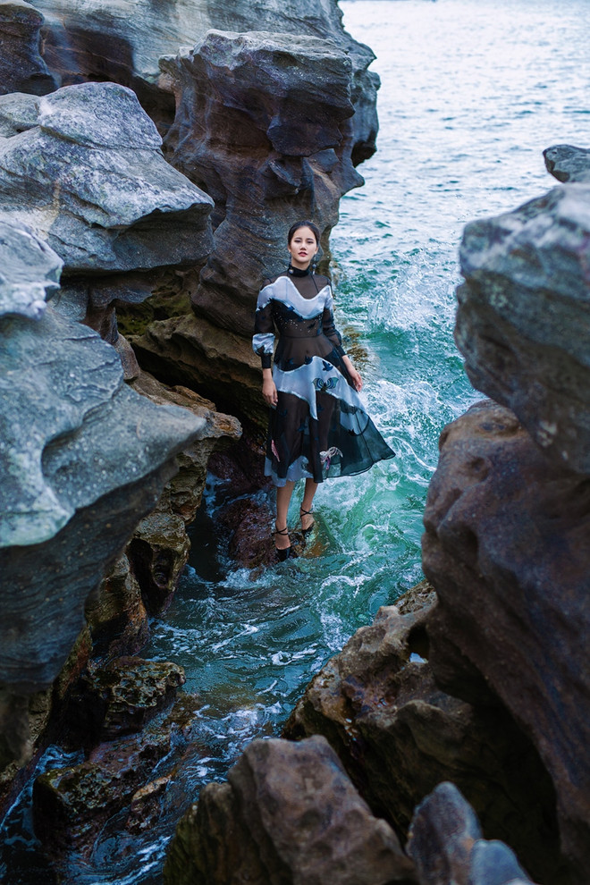 Phái đẹp khoe trọn đường cong nóng bỏng với thiết kế của Trần Hùng ảnh 10