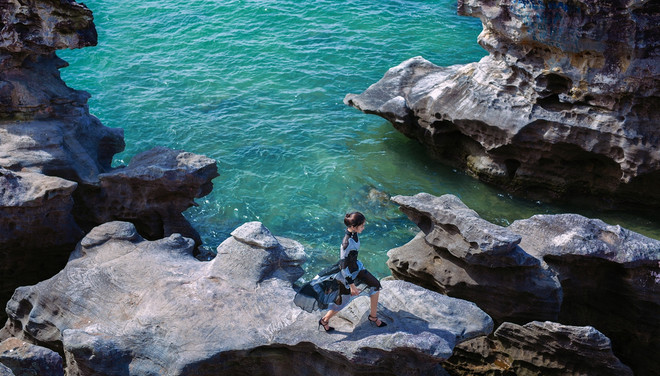 Phái đẹp khoe trọn đường cong nóng bỏng với thiết kế của Trần Hùng ảnh 2