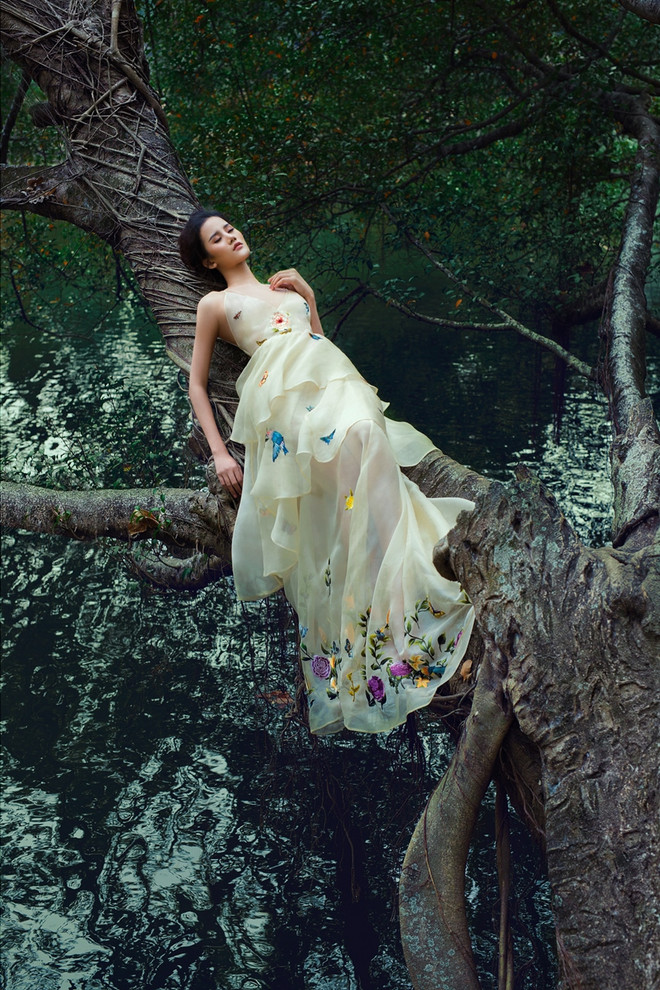 Phái đẹp khoe trọn đường cong nóng bỏng với thiết kế của Trần Hùng ảnh 15