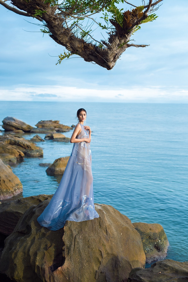 Phái đẹp khoe trọn đường cong nóng bỏng với thiết kế của Trần Hùng ảnh 11