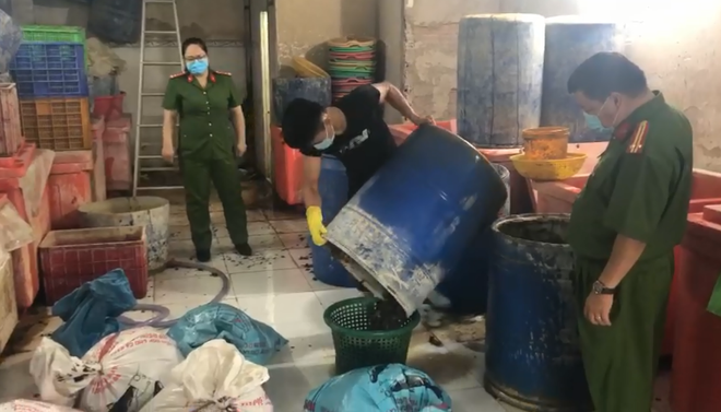 ​TP.HCM: Phát hiện hơn 2 tấn ốc bị ngâm, sơ chế bằng hóa chất ảnh 1