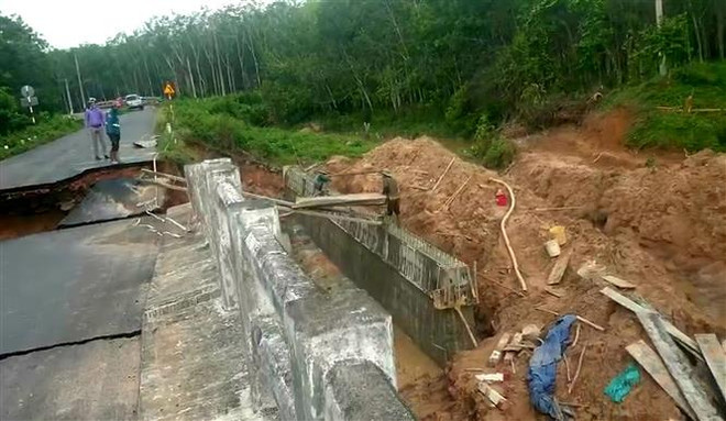 Bình Dương: Cầu Lô 23 bị sụt lún khiến giao thông đình trệ ảnh 1