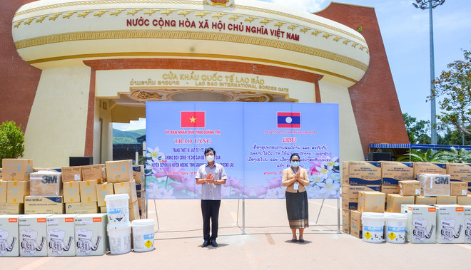 Phó Chủ tịch Ủy ban Nhân dân tỉnh Hoàng Nam và Phó Tỉnh trưởng Savannakhet Ling Thong Xẻng Tà Văn tại lễ trao tặng trang thiết bị, vật tư y tế phòng, chống dịch bệnh COVID-19. (Nguồn: Báo Quảng Trị) Quảng Trị trao tặng vật tư y tế phòng, chống dịch cho 3 huyện của Lào ảnh 1