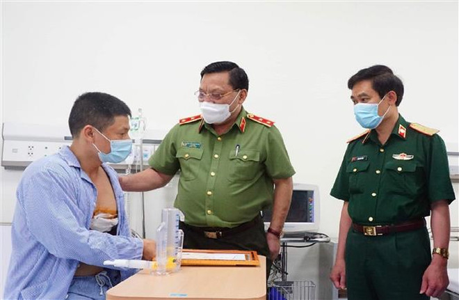 Lãnh đạo Bộ Công an gửi thư khen lái xe dũng cảm khống chế tên cướp ảnh 1