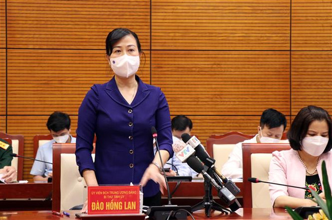 Bí thư Tỉnh ủy Bắc Ninh Đào Hồng Lan phát biểu tại cuộc họp. (Ảnh: Đinh Văn Nhiều/TTXVN) Bộ trưởng Y tế: Bắc Ninh cần đảm bảo an toàn trong khu công nghiệp ảnh 2