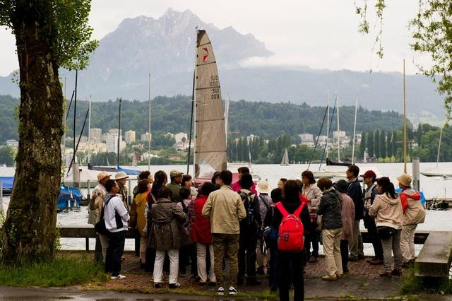 Khách du lịch Trung Quốc ở thành phố Lucerne. (Nguồn: Swissinfo) 12.000 nhân viên Trung Quốc được công ty mời đi du lịch Thụy Sĩ ảnh 1