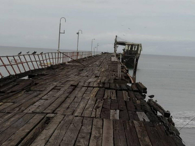 Cây cầu bị phá hỏng sau trận động đất mạnh 6,1 độ tại Puerto Armulles, Panama ngày 12/5/2019. (Ảnh: AP/TTXVN) Ít nhất 5 người bị thương do động đất mạnh 6,1 độ ở Panama ảnh 1