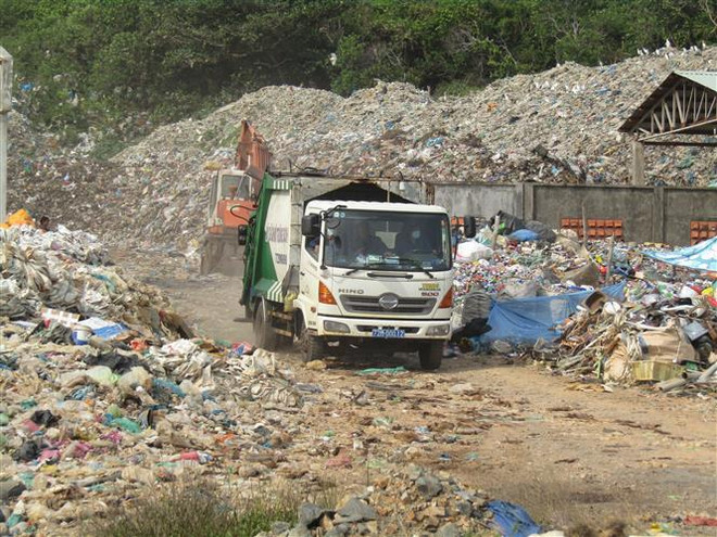 Hiện nay, số lượng rác tồn đọng tại bãi rác Bãi Nhát, huyện Côn Đảo khoảng 70.000 tấn. (Ảnh: Huỳnh Ngọc Sơn/TTXVN) Bỏ phương án vận chuyển rác từ huyện Côn Đảo vào đất liền ảnh 2