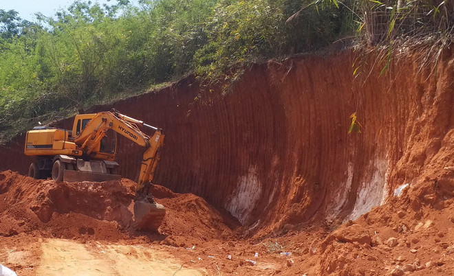 [Photo] Xuất hiện tình trạng khai thác đất tràn lan ở Kon Tum ảnh 4