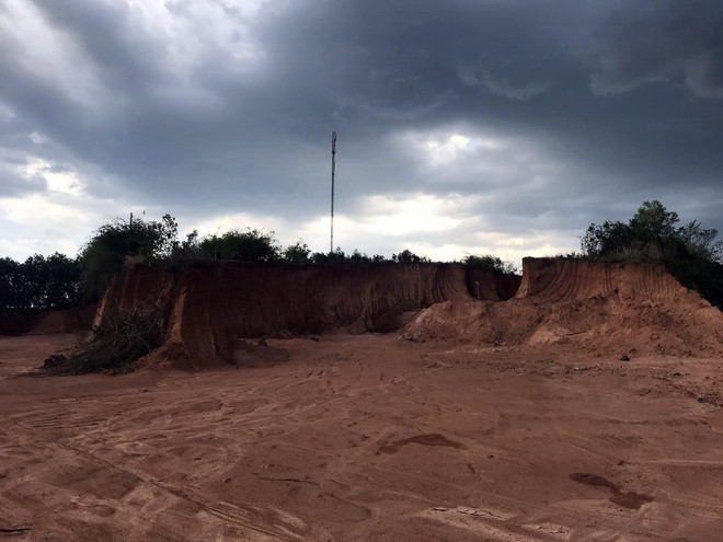 [Photo] Xuất hiện tình trạng khai thác đất tràn lan ở Kon Tum ảnh 3