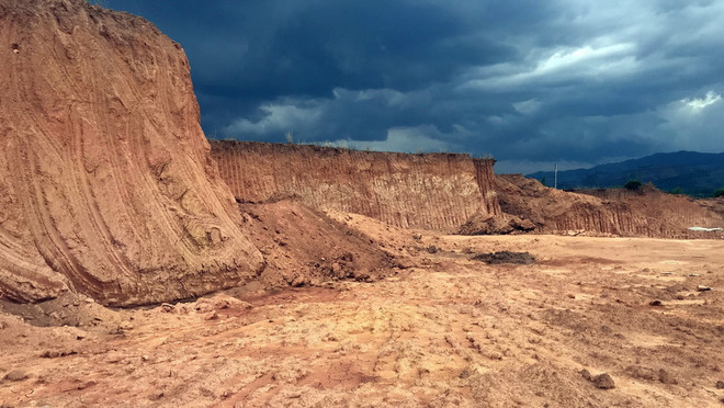 [Photo] Xuất hiện tình trạng khai thác đất tràn lan ở Kon Tum ảnh 1