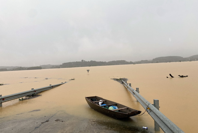 Mưa lũ làm 3 người chết, 1 người mất tích, nhiều tuyến đường bị sạt lở ảnh 1