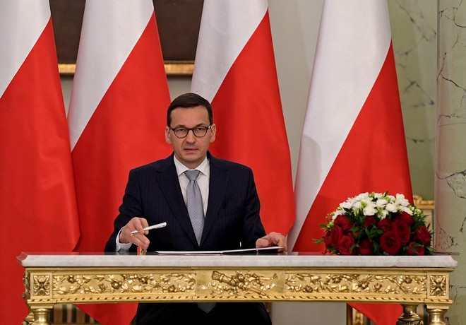 Ông Mateusz Morawiecki tại lễ nhậm chức Thủ tướng Ba Lan ở Warsaw ngày 11/12. (Nguồn: AFP/TTXVN) Tân Thủ tướng Ba Lan nhậm chức, cam kết thúc đẩy phúc lợi xã hội ảnh 1