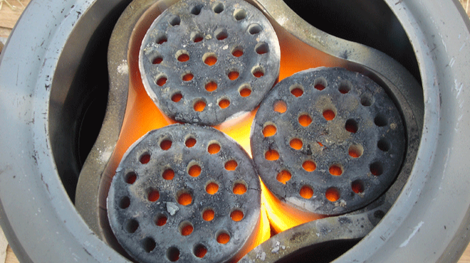 Sưởi ấm bằng than tổ ong, cả nhà bị ngộ độc phải nhập viện ảnh 1