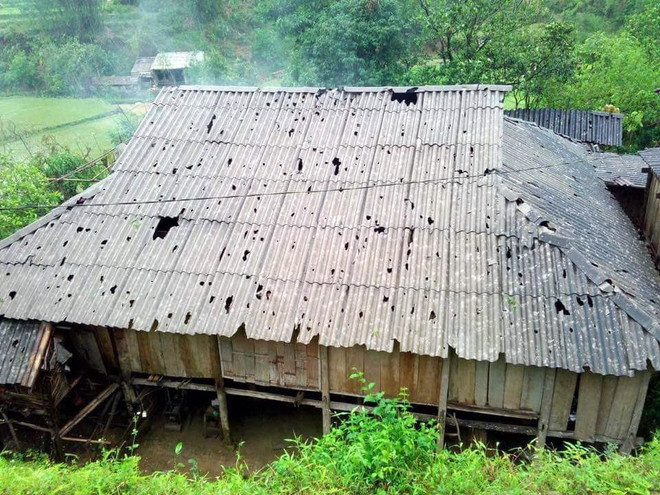 Nhà dân tại xã Xuân La, huyện Pác Nặm bị hư hại sau mưa đá kèm giông lốc. (Ảnh: Bùi Đức Hiếu/TTXVN) Mưa đá và giông lốc khiến gần 1.200 ngôi nhà ở Bắc Kạn bị hư hỏng ảnh 1