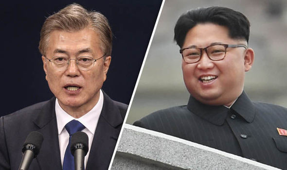 Tổng thống Hàn Quốc Moon Jae-in và nhà lãnh đạo Triều Tiên Kim Jong-un. (Nguồn: Daily Express) Lãnh đạo Hàn Quốc-Triều Tiên có thể điện đàm qua đường dây nóng ảnh 1