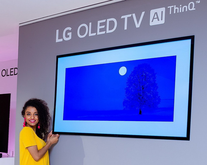 OLED TV đời 2018 được giới thiệu tại Warsaw, Ba Lan ngày 14/4. (Nguồn: Yonhap/TTXVN) LG sắp bán dòng OLED TV đời 2018 trang bị nền tảng AI DeepThinQ ảnh 1