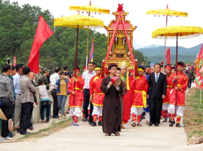 Lễ rước bài vị Tả Tướng quân Lê Bá Đức. (Ảnh: Văn Đức/TTXVN) Quảng Ninh: Hội Miếu Ông-Miếu Bà có thêm nghi lễ phóng sinh ảnh 1