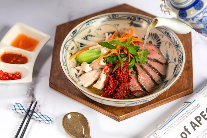 Độc đáo bát phở gan vịt 'khổng lồ' ở khách sạn cao nhất Hà Nội ảnh 4
