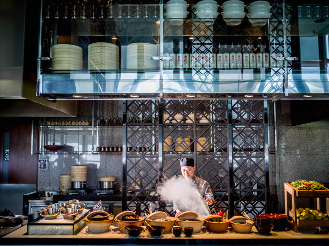 Độc đáo bát phở gan vịt 'khổng lồ' ở khách sạn cao nhất Hà Nội ảnh 1