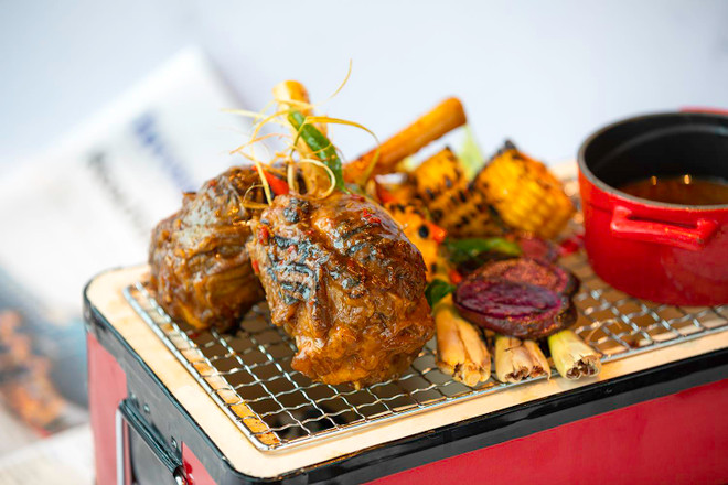 Độc đáo bát phở gan vịt 'khổng lồ' ở khách sạn cao nhất Hà Nội ảnh 5