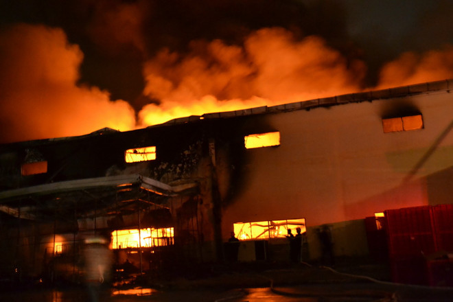 Cháy lớn tại Công ty Suzuki Việt Nam, kho hàng bị lửa thiêu rụi ảnh 1