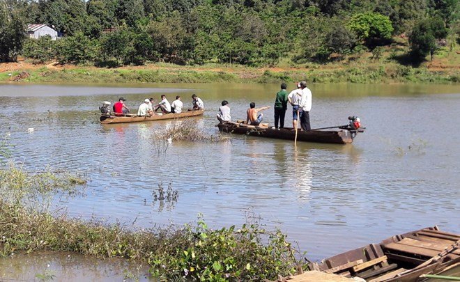 Lật thuyền trên sông làm hai người chết, một người mất tích ảnh 1