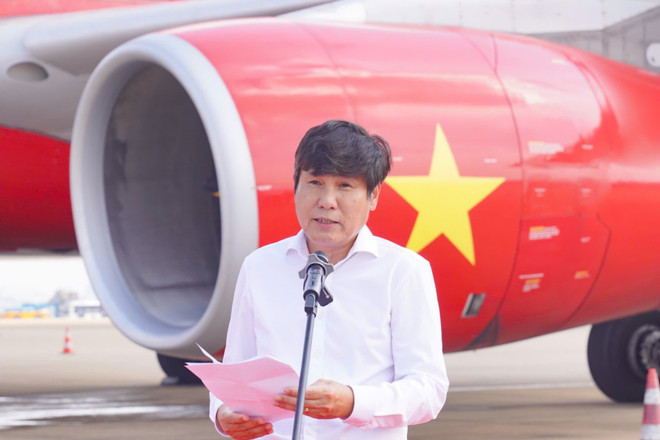 Cục trưởng Cục Hàng không Việt Nam Đinh Việt Thắng chúc mừng chuyến bay đầu tiên sử dụng nhiên liệu SAF được tra nạp tại Việt Nam do Vietjet khai thác. (Nguồn: Vietnam+) A1 (2).jpg