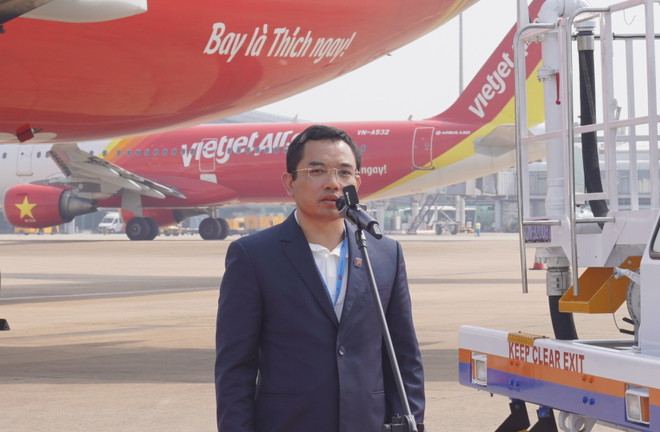 Ông Nguyễn Văn Học - Tổng giám đốc Petrolimex Aviation chúc mừng cho hợp tác giữa hai đơn vị. (Nguồn: Vietnam+) A2 (1).jpg