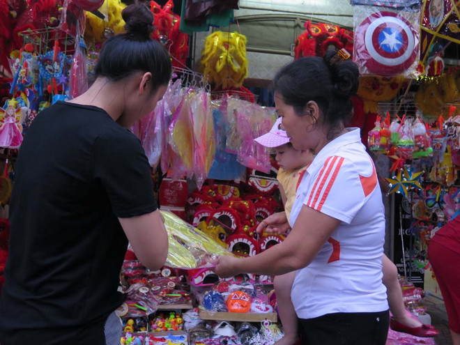 Tiêu hủy trên 2 tấn hàng hóa và đồ chơi bạo lực dịp Trung Thu ảnh 1