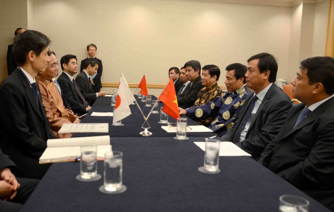 Thống đốc Nhật Bản mặc áo dài quảng bá cho Lễ hội Việt Nam ảnh 1