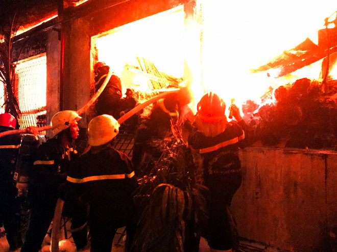 Đang cháy lớn tại một công ty dệt may, cột khói cao hàng chục mét ảnh 1