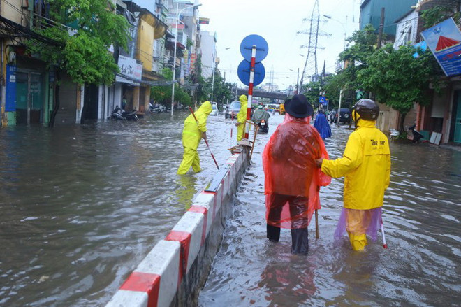 Một số khu vực tại Hà Nội bị ngập úng do mưa lớn trên diện rộng ảnh 1