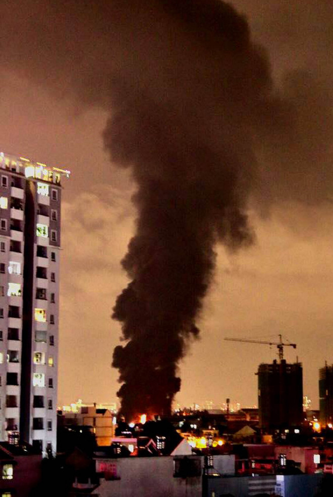 Đang cháy lớn tại một công ty dệt may, cột khói cao hàng chục mét ảnh 2