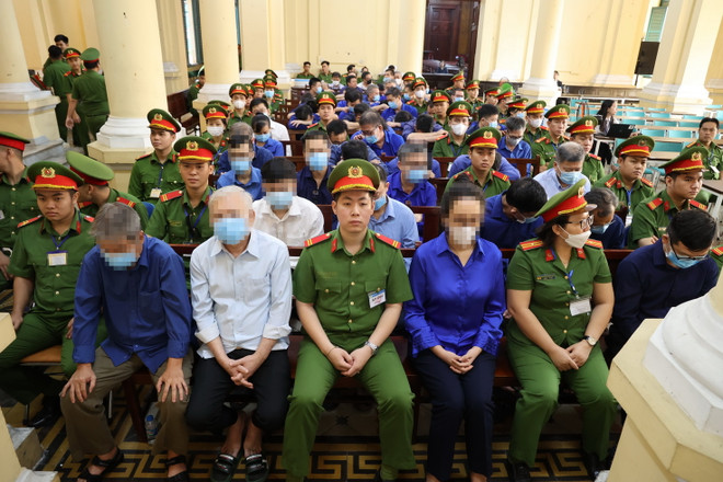Các bị cáo tại phiên tòa ngày 20/3. (Ảnh: Thanh Vũ/TTXVN) ttxvn_vu van thinh phat 2.jpg