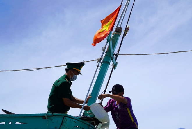 Bộ đội Trạm Kiểm soát Biên phòng Pháo Đài, thành phố Hà Tiên kiểm tra, giám sát hành trình tàu cá. (Ảnh: Văn Sĩ/TTXVN) ttxvn_IUU 2.jpg