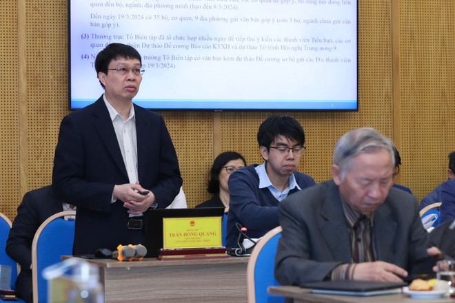 Ông Trần Hồng Quang, Viện trưởng Viện Chiến lược Phát triển, Bộ Kế hoạch và Đầu tư trình bày Đề cương báo cáo. (Ảnh: Thúy Hiền/TTXVN) ttxvn_chien luoc kinh te xa hoi 3.jpg
