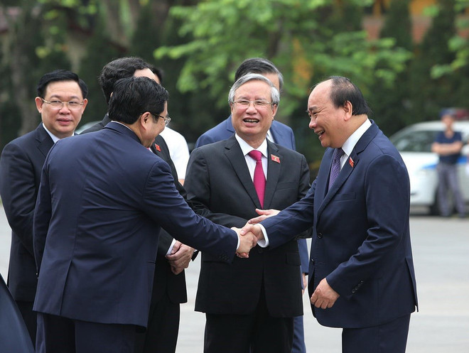 Thủ tướng Nguyễn Xuân Phúc với các đại biểu Quốc hội trước giờ khai mạc kỳ họp thứ 7 Quốc hội khóa XIV. (Ảnh: Dương Giang/TTXVN) Khai mạc trọng thể Kỳ họp thứ 7 Quốc hội khóa XIV tại Hà Nội ảnh 1