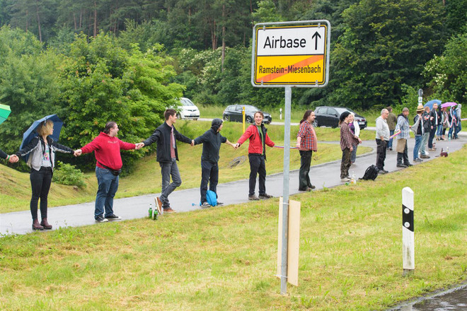 Biểu tình tại Đức phản đối chiến dịch máy bay không người lái của Mỹ ảnh 1