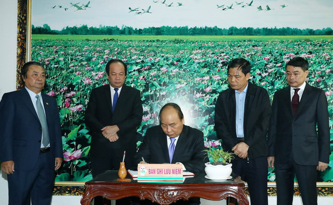 Thủ tướng Nguyễn Xuân Phúc thăm Bộ Chỉ huy Quân sự tỉnh Đồng Tháp ảnh 2