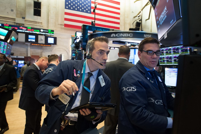 Giao dịch viên tại Sàn giao dịch chứng khoán New York, Mỹ. (Nguồn: AFP/TTXVN) Các chỉ số chứng khoán chủ lực của Mỹ chinh phục kỷ lục mới ảnh 1