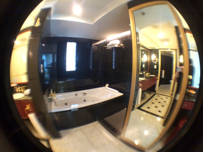 [Photo] Ngắm phòng siêu sang nhìn ra con đường đẹp nhất Hà Nội ảnh 7