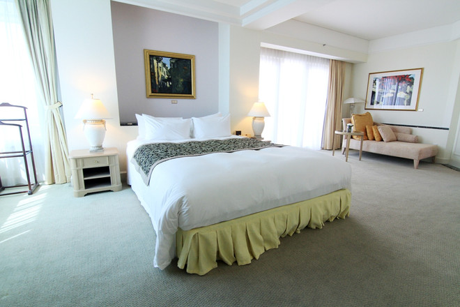 [Photo] Ngắm phòng siêu sang nhìn ra con đường đẹp nhất Hà Nội ảnh 4