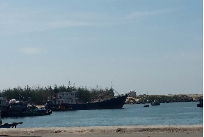[Photo] Cảng cá bị bồi lấp, hàng loạt tàu thuyền phải nằm bờ ảnh 3