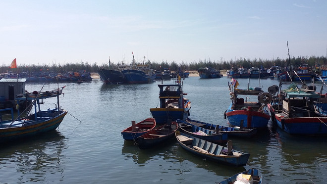 [Photo] Cảng cá bị bồi lấp, hàng loạt tàu thuyền phải nằm bờ ảnh 2