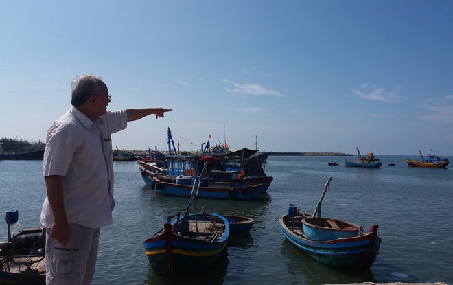 [Photo] Cảng cá bị bồi lấp, hàng loạt tàu thuyền phải nằm bờ ảnh 4