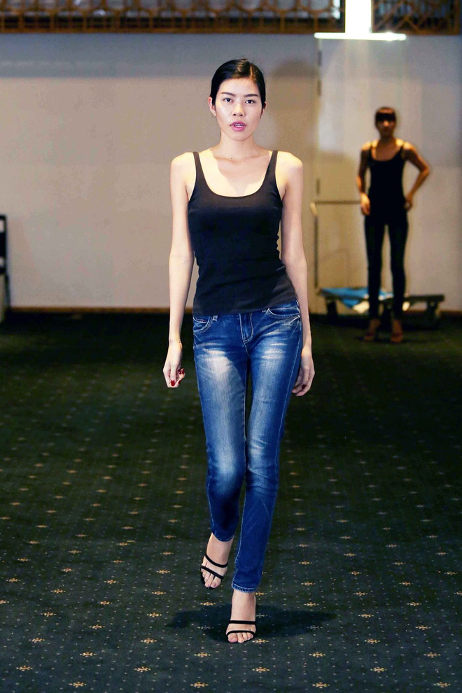 Nhà thiết kế Alexis Mabille trực tiếp thử giày cho người mẫu Việt Nam ảnh 9