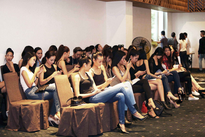 Nhà thiết kế Alexis Mabille trực tiếp thử giày cho người mẫu Việt Nam ảnh 2